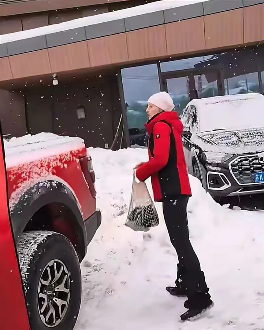 49岁撒贝宁带娃去新疆滑雪，父亲暴瘦满头白发，素颜妻子美到失语（组图） - 3
