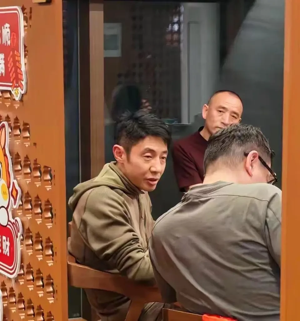 49岁撒贝宁带娃去新疆滑雪，父亲暴瘦满头白发，素颜妻子美到失语（组图） - 2