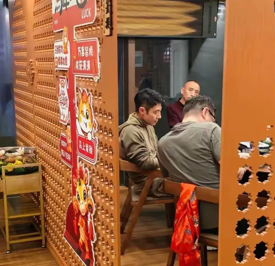 49岁撒贝宁带娃去新疆滑雪，父亲暴瘦满头白发，素颜妻子美到失语（组图） - 6