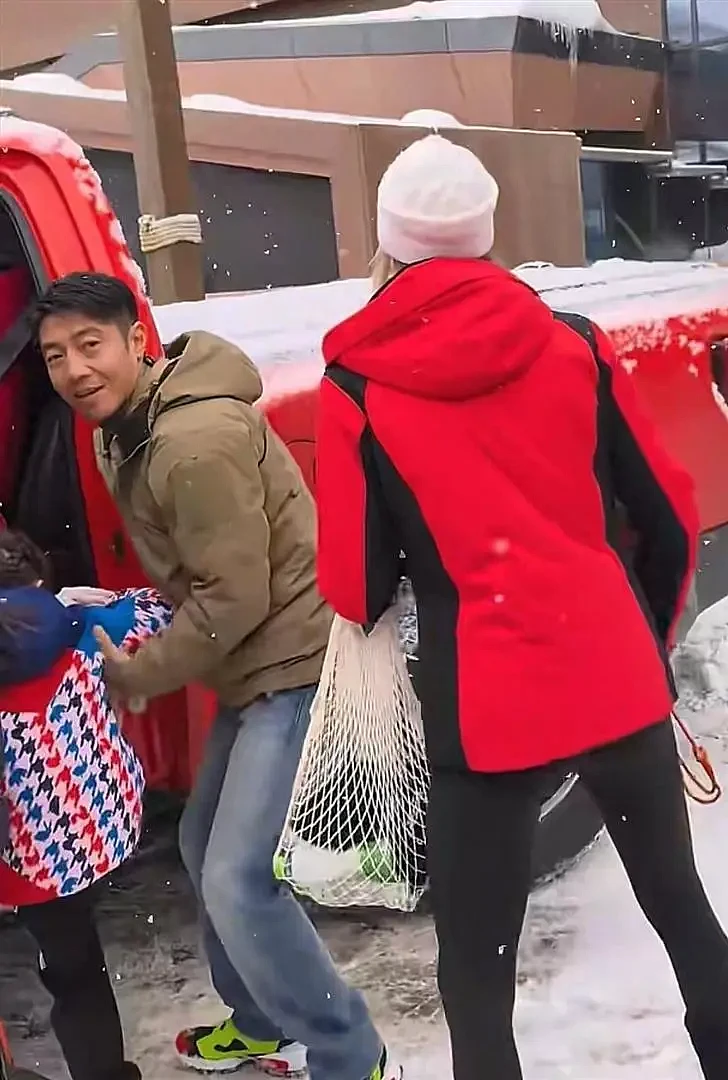 49岁撒贝宁带娃去新疆滑雪，父亲暴瘦满头白发，素颜妻子美到失语（组图） - 1