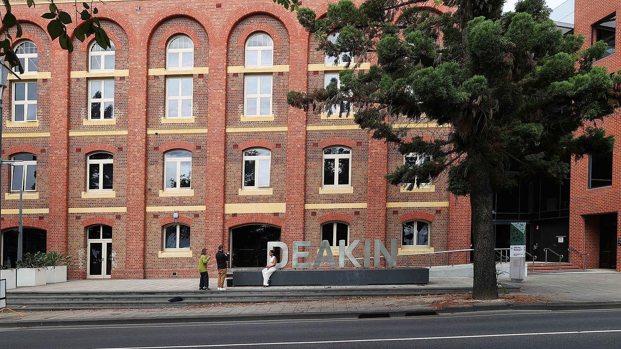 澳洲高校用AI取代老师惹争议！学生怒喷：交全额学费为何听AI讲课？（组图） - 1