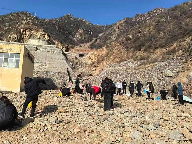 河南新密“山坡免费挖玉”爆火，还有人挖到15斤黄金？（组图） - 2