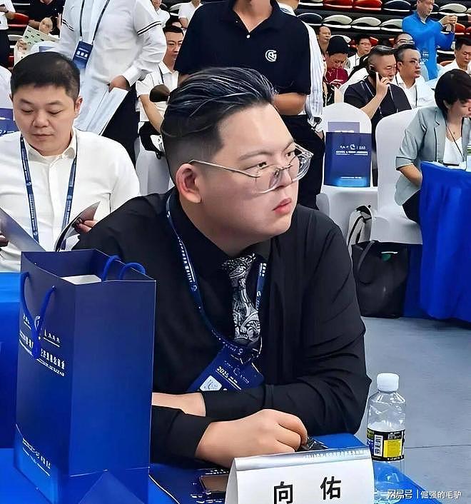 向华强公开指责小儿子向佑专门结交猪朋狗友，守着金山去要饭 - 17