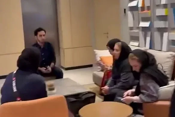 “回国会被当成公主！”伊朗女足队员无惧风险，拒绝在澳洲申请庇护 - 1