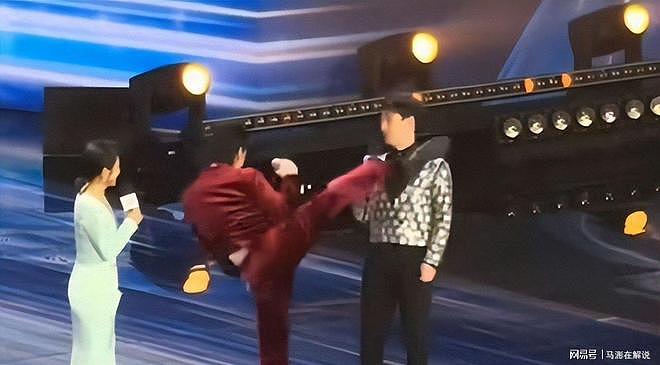 向佐出席娱乐盛典,竟飞踢主持人头部!当事人回应:确实不爽(组图) - 2