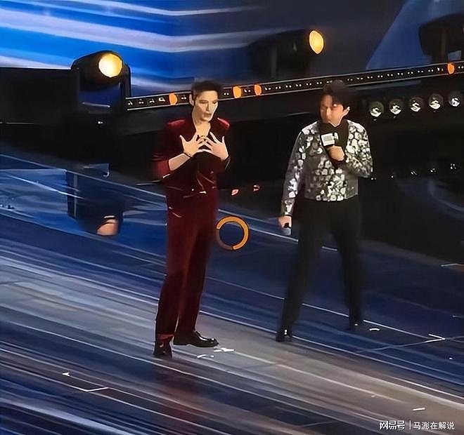 向佐出席娱乐盛典,竟飞踢主持人头部!当事人回应:确实不爽(组图) - 3