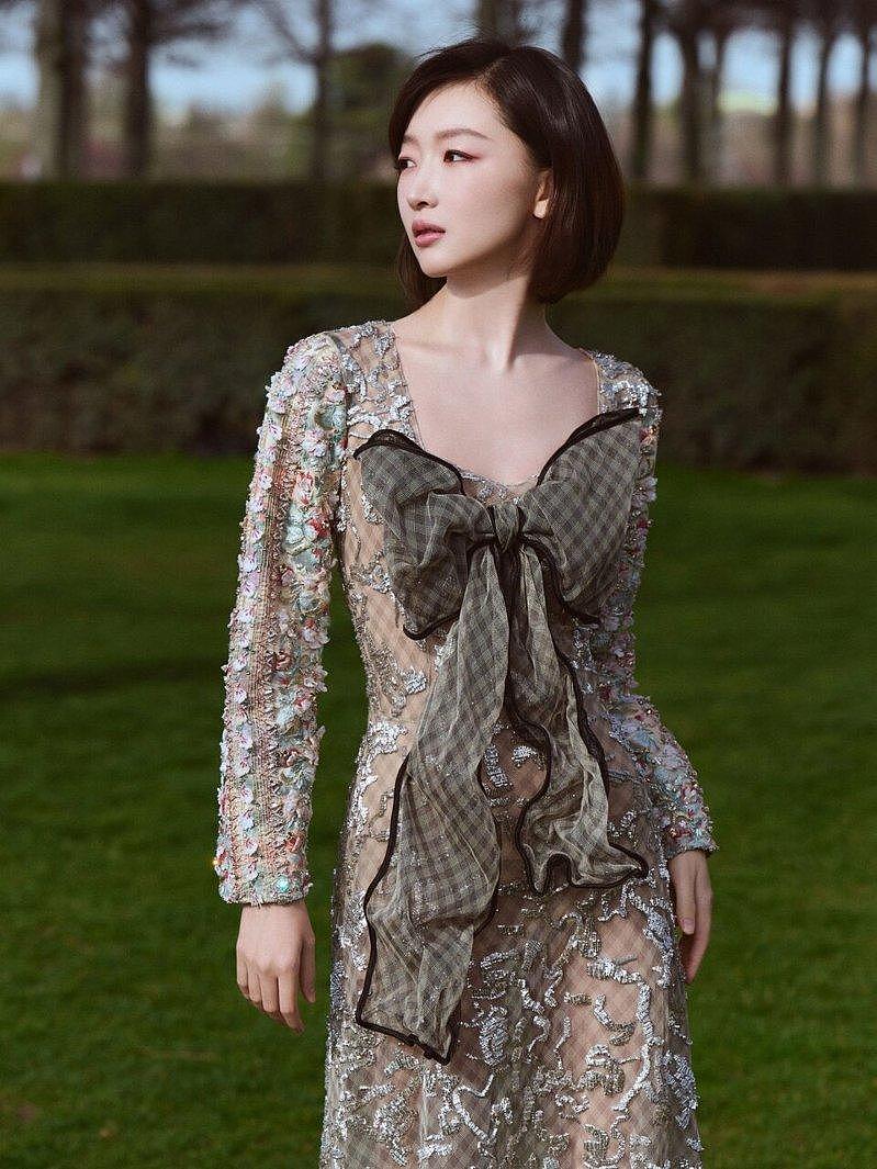 “小孩偷穿大人衣服” 中国女星巴黎时装周造型翻车，走路姿势“像去打架” - 1