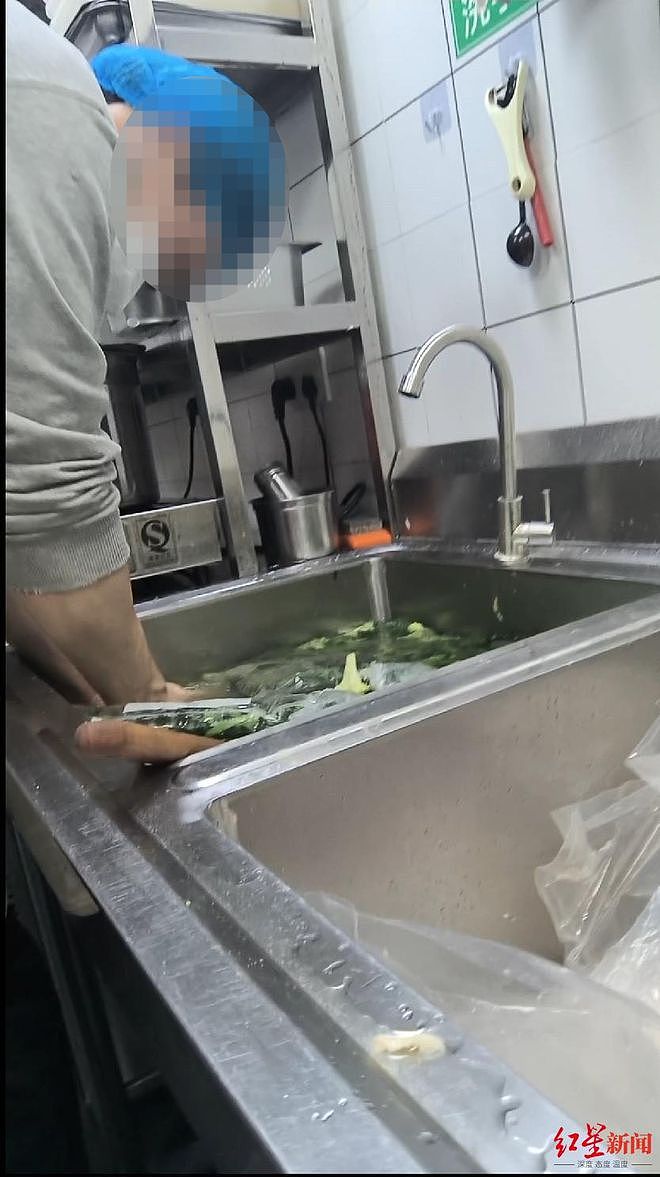 卧底3家轻食外卖连锁，中国记者曝出惊人内幕！发霉果蔬榨汁，隔夜变味菜挑出来继续卖（组图） - 5