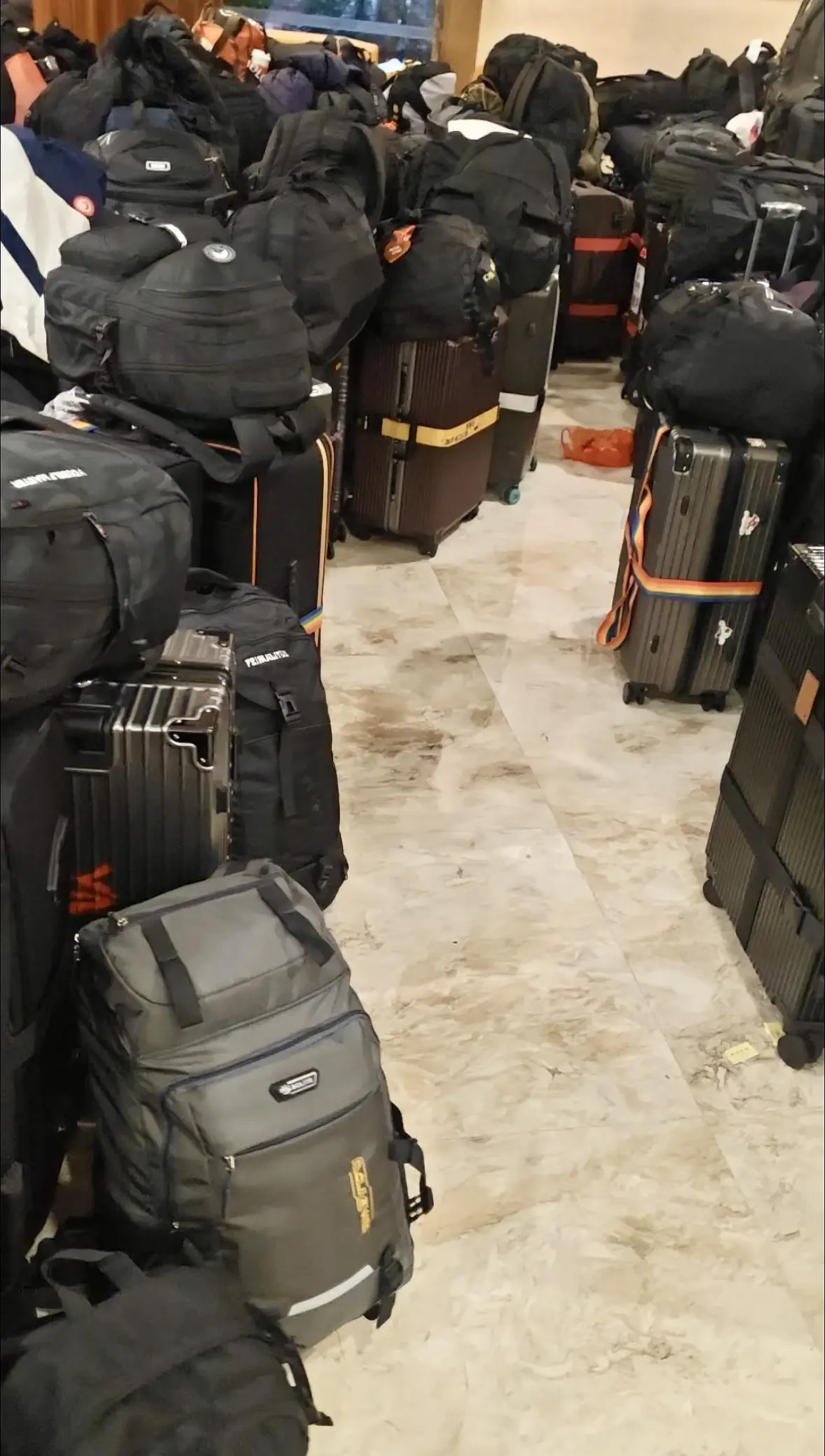 战火中的淘金梦：中国工人在伊朗以色列逆行务工，月薪三万难抵撤离之痛 - 9