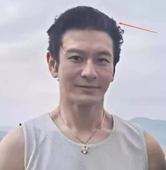 48岁黄晓明跑步被偶遇,穿4厘米增高鞋戴假发片,网友:活得太累 - 10