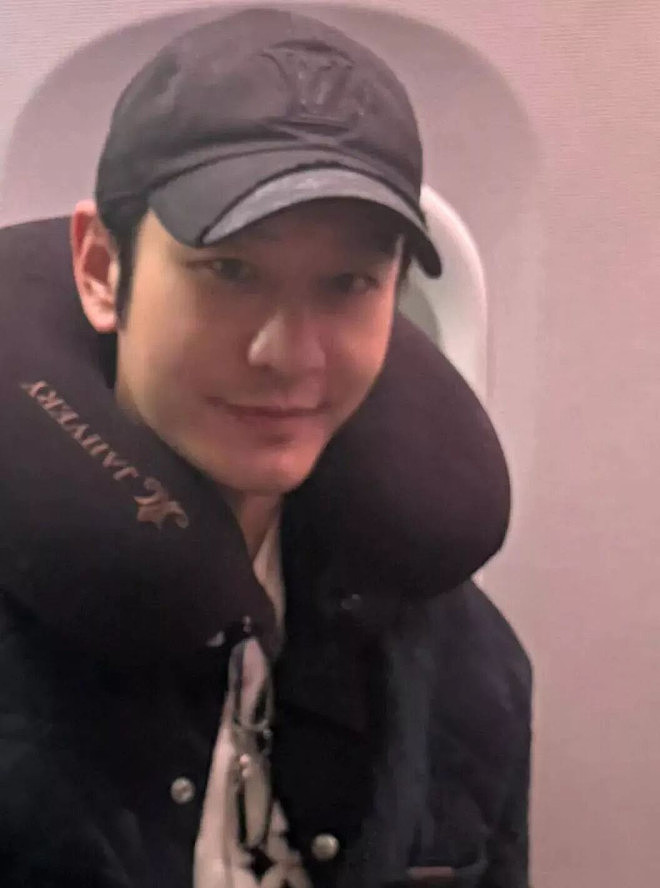 48岁黄晓明跑步被偶遇,穿4厘米增高鞋戴假发片,网友:活得太累 - 15