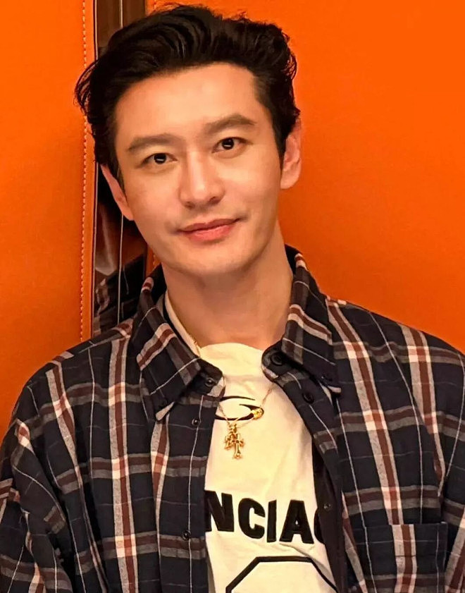 48岁黄晓明跑步被偶遇,穿4厘米增高鞋戴假发片,网友:活得太累 - 19