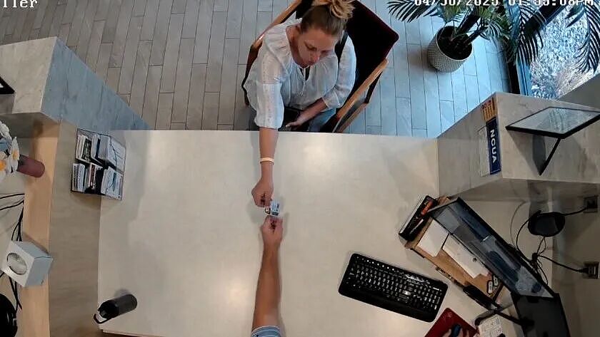 AI“认错脸”酿冤案！50岁女子无故坐牢半年，出狱后房车狗全没了 - 1