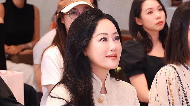 41岁仍拍三级片追求刺激？从亿万富豪再到烂片女王，她在追求什么 - 1