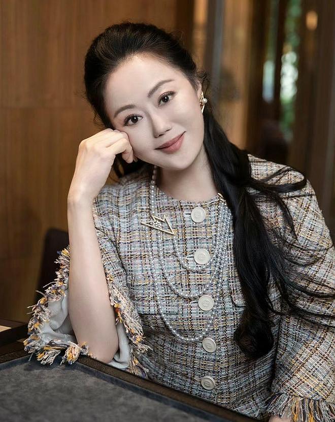 41岁仍拍三级片追求刺激？从亿万富豪再到烂片女王，她在追求什么 - 22