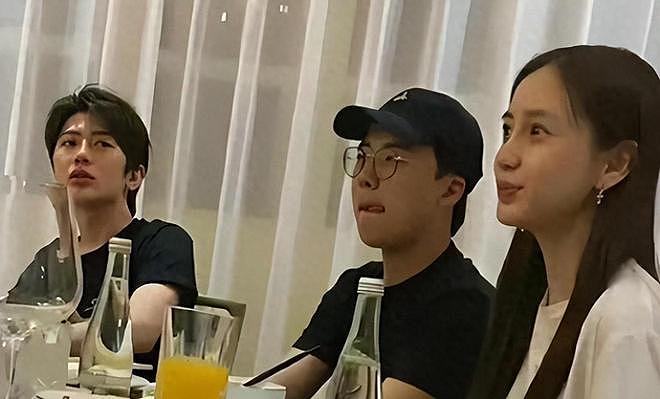 从片酬过亿到赔笑倒酒！昔日顶流明星沦为酒局“工具人”，娱乐圈残酷生存链曝光 - 1