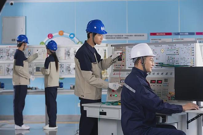 黄仁勋发长文：AI时代需要电工、水管工，不需要计算机博士（组图） - 10