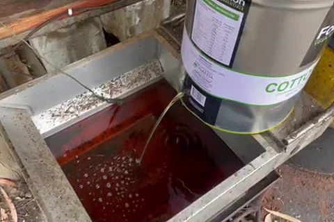 油价飙升至$3/升太吓人?澳退休警察用炸鱼薯条味废油跑长途(组图) - 2