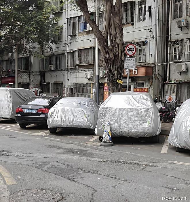 车主哭了!免费车位被“僵尸车”占满,一车主称停车绕3公里(组图) - 2