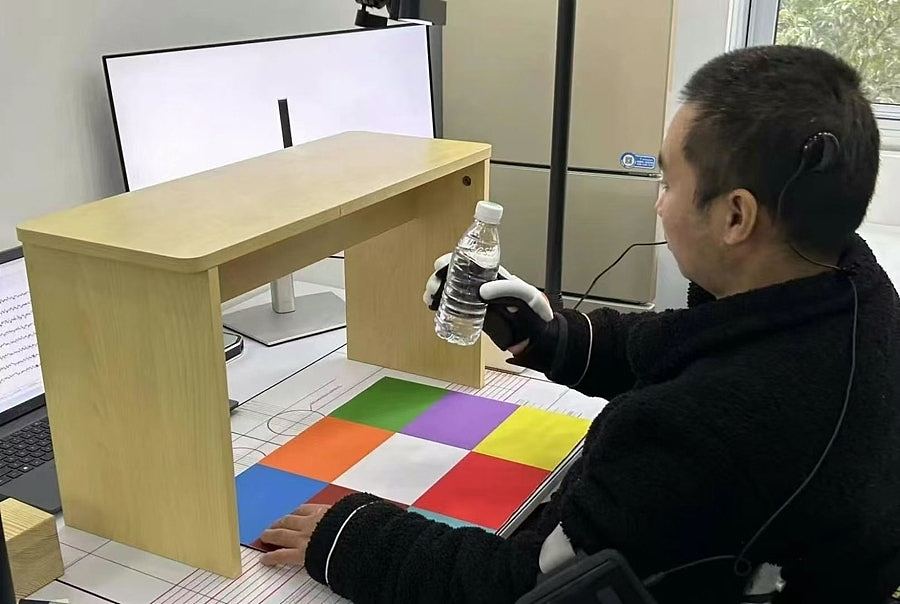 上海研发全球首个植入式脑机接口产品获批上市,让瘫痪者徒手喝水(组图) - 2