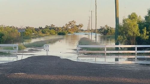 昆州迎6.7米洪峰！紧急堆放2000沙袋，居民自建堤坝保卫家园（组图） - 1