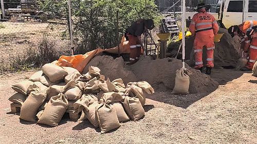 昆州迎6.7米洪峰！紧急堆放2000沙袋，居民自建堤坝保卫家园（组图） - 2