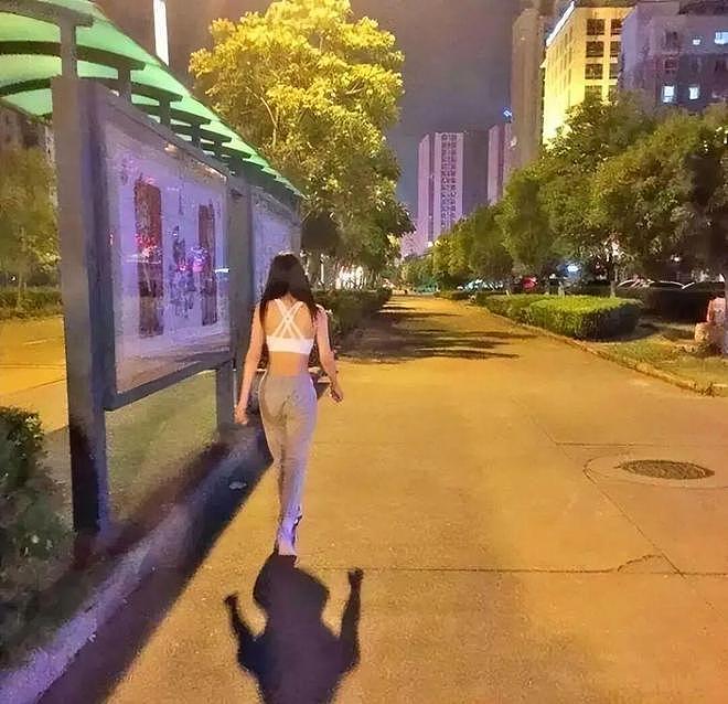 穿成这样去跑步，真不怕色狼吗？网友：我既心疼又愤怒…（组图） - 3