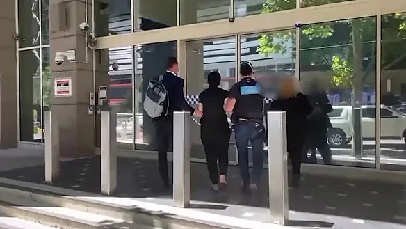 澳洲育儿补贴诈骗曝光！$4.8亿税金流向“幽灵儿童”，近百人被捕起诉（组图） - 1