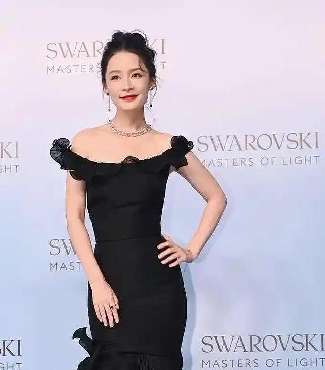 李沁被曝秘密完婚嫁顶级豪门?经纪公司紧急甩出行程表回应 - 2