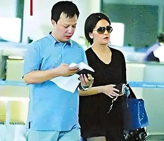 不是黄晓明！也不是马云！如今替赵薇收拾烂摊子的，是这个男人（组图） - 21