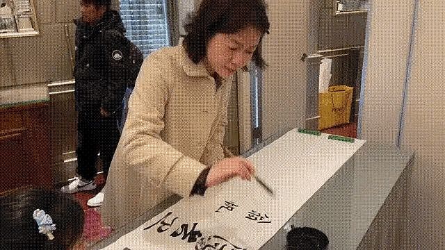 杨振宁去世半年后,49岁翁帆近况曝光,换新发型笑容俏皮(组图) - 5