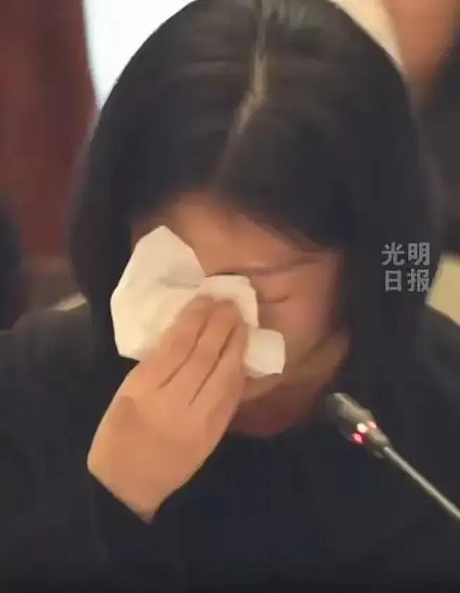 杨振宁去世半年后,49岁翁帆近况曝光,换新发型笑容俏皮(组图) - 9
