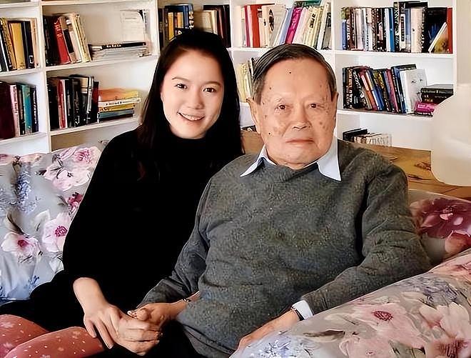杨振宁去世半年后,49岁翁帆近况曝光,换新发型笑容俏皮(组图) - 14