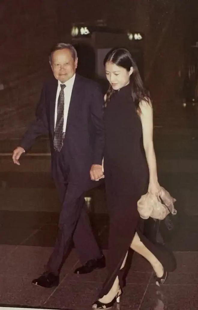 杨振宁去世半年后,49岁翁帆近况曝光,换新发型笑容俏皮(组图) - 17