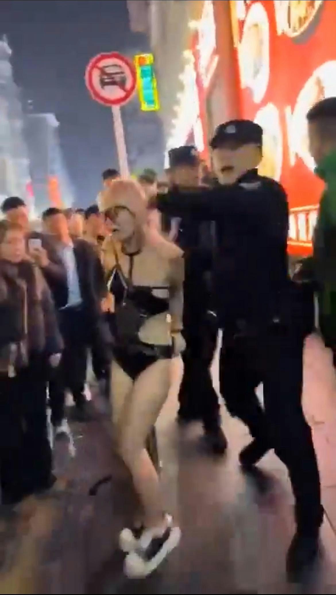 冲上热搜！长沙女子当街为路人口交，逾百人围观起哄！警员到场抓人（组图） - 4