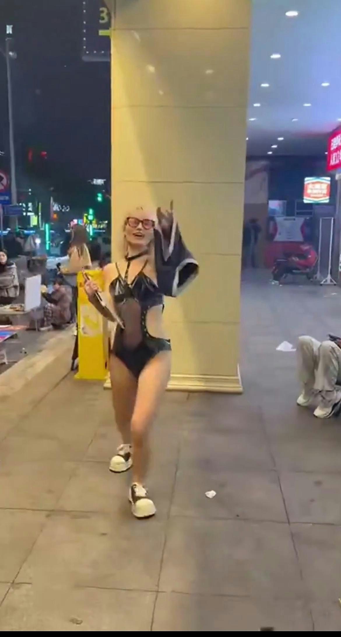 冲上热搜！长沙女子当街为路人口交，逾百人围观起哄！警员到场抓人（组图） - 5