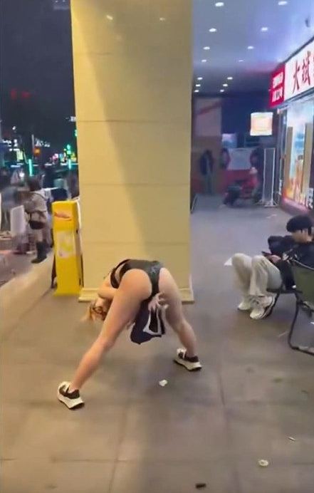 冲上热搜！长沙女子当街为路人口交，逾百人围观起哄！警员到场抓人（组图） - 7