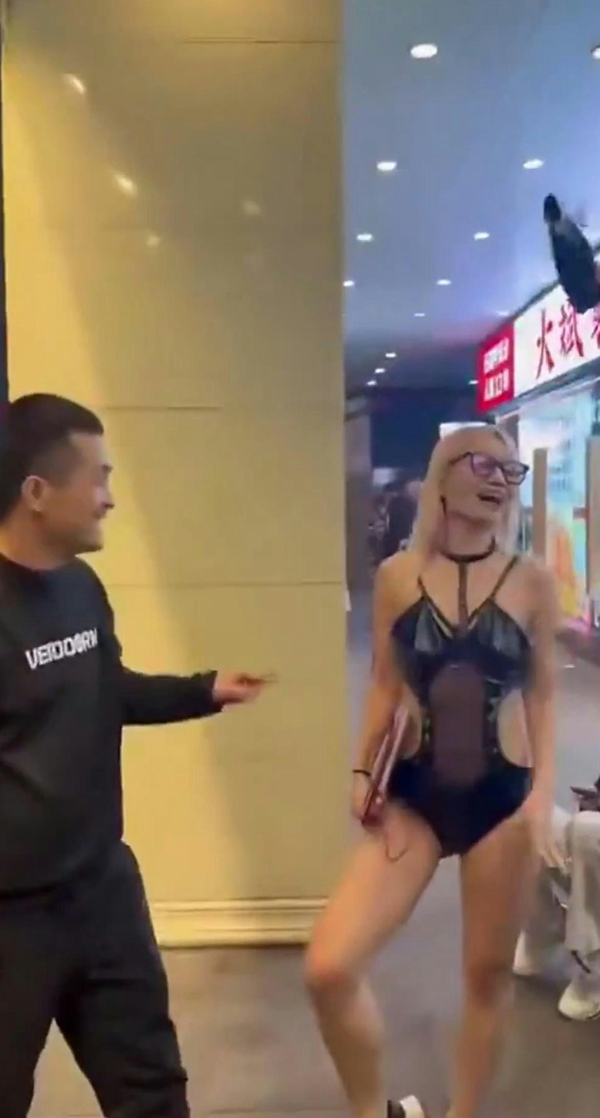 冲上热搜！长沙女子当街为路人口交，逾百人围观起哄！警员到场抓人（组图） - 9