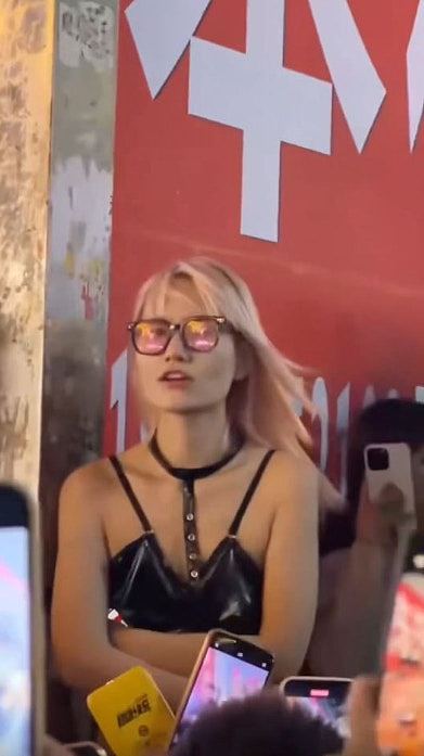 冲上热搜！长沙女子当街为路人口交，逾百人围观起哄！警员到场抓人（组图） - 12