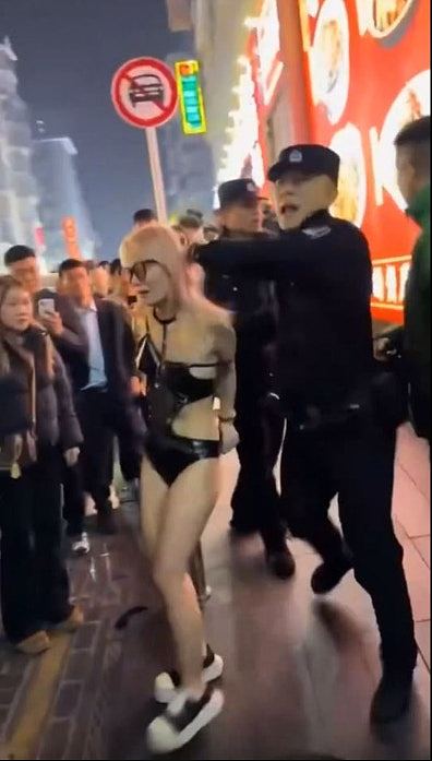 冲上热搜！长沙女子当街为路人口交，逾百人围观起哄！警员到场抓人（组图） - 15