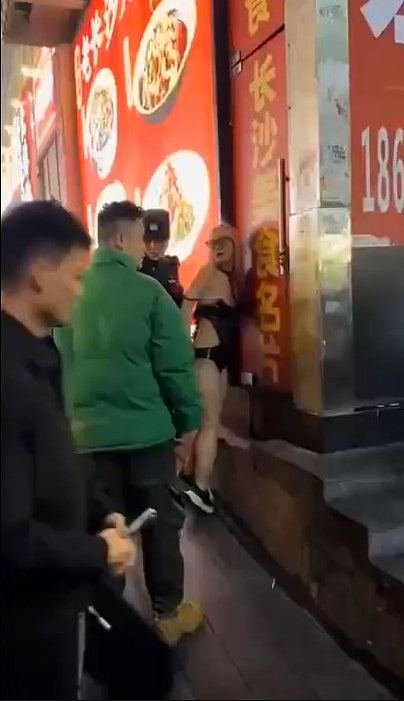 冲上热搜！长沙女子当街为路人口交，逾百人围观起哄！警员到场抓人（组图） - 16