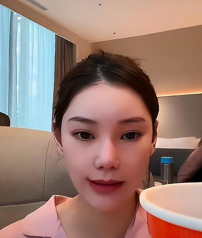 小杨阿姨直播，高情商“叫板”马筱梅，张兰骂儿子没钢镚，乱套了（组图） - 8