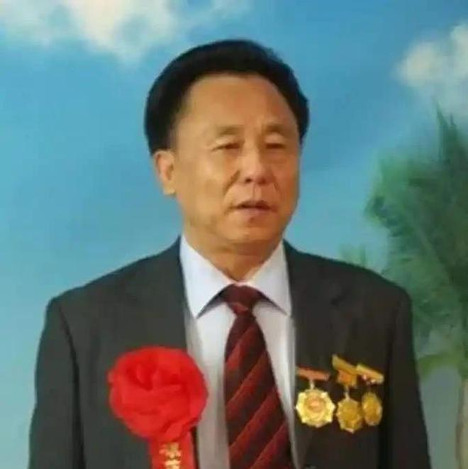 包养10位情妇，睡觉靠翻牌，生下11个私生子，75岁仍在拼命生娃！（组图） - 3
