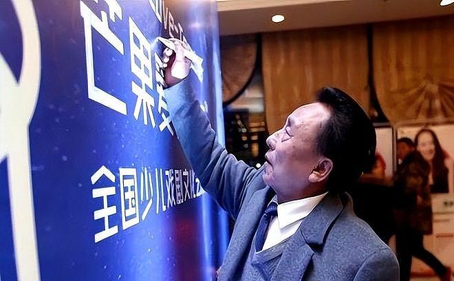 包养10位情妇，睡觉靠翻牌，生下11个私生子，75岁仍在拼命生娃！（组图） - 4