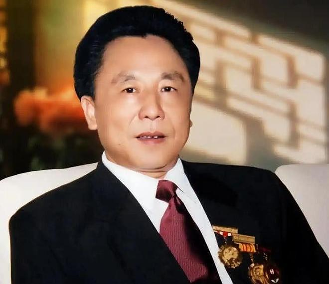 包养10位情妇，睡觉靠翻牌，生下11个私生子，75岁仍在拼命生娃！（组图） - 5