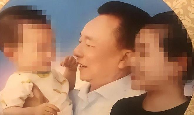 包养10位情妇，睡觉靠翻牌，生下11个私生子，75岁仍在拼命生娃！（组图） - 10