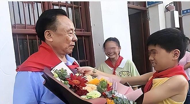 包养10位情妇，睡觉靠翻牌，生下11个私生子，75岁仍在拼命生娃！（组图） - 15