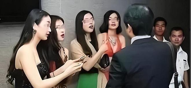 包养10位情妇，睡觉靠翻牌，生下11个私生子，75岁仍在拼命生娃！（组图） - 16
