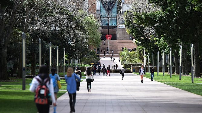 大学学位贬值？澳洲政府官员警告AI时代雇主更看重“判断力”（图） - 1