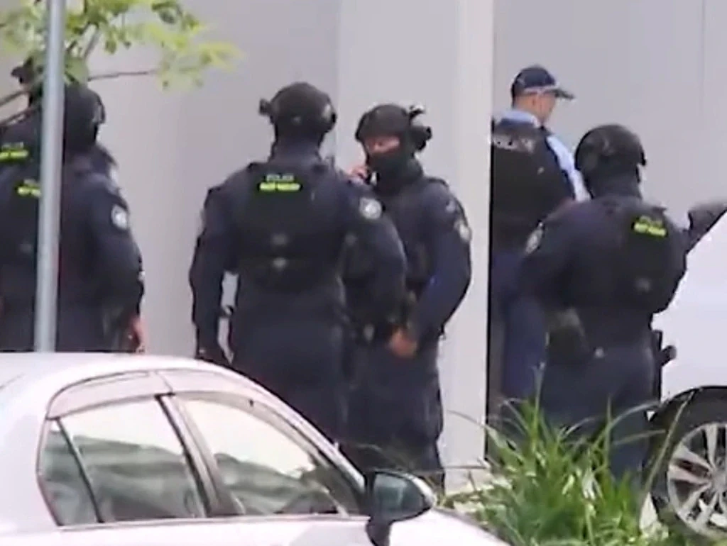 悉尼Lidcombe突发持枪威胁事件：警察封锁现场，直升机出动搜捕（组图） - 4
